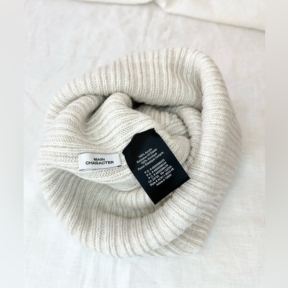 Aritzia Main Character Snowflake Beanie - Picture 8 of 9